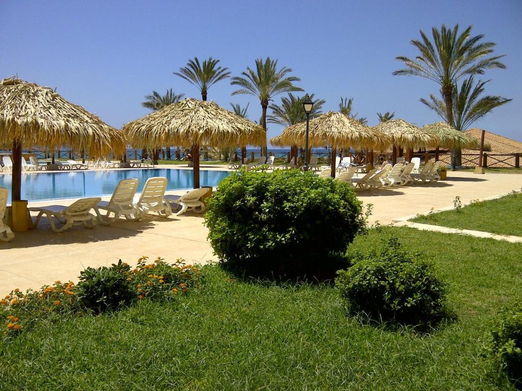 Sawary Beach Hotel Батрун Экстерьер фото