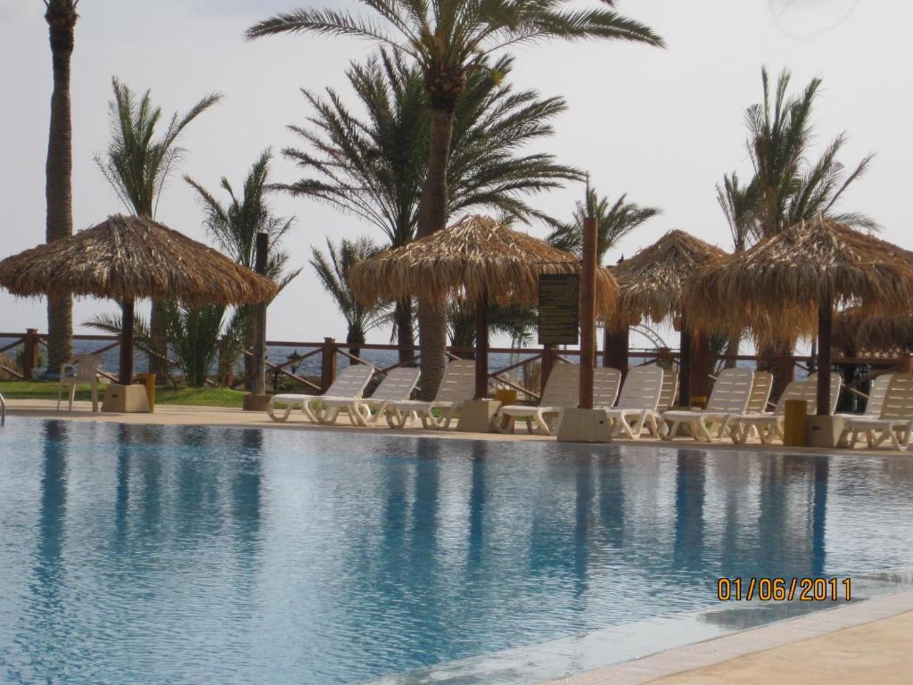 Sawary Beach Hotel Батрун Экстерьер фото