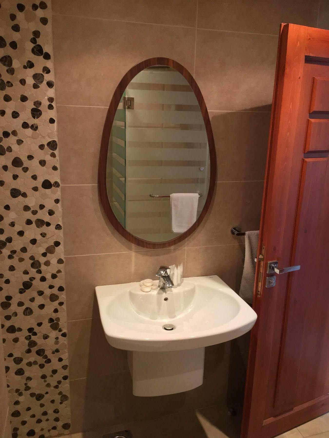 Sawary Beach Hotel Батрун Экстерьер фото